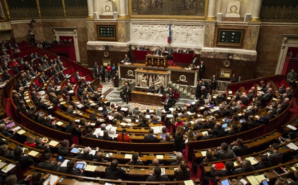 Francuski parlament natjerao vladu da skrati razdoblje korištenja kovid putovnica